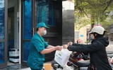 Những hình ảnh ấm lòng ở phố cách ly Trúc Bạch